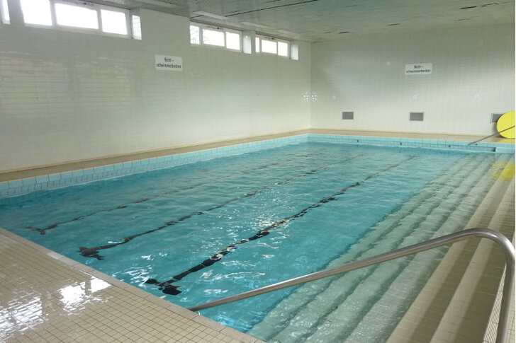 Bild vom Lehrschwimmbecken in Faßberg in Niedersachsen. Das Becken ist aktuell geschlossen, eine Landesförderung liegt vor und der Verein engagiert sich für die Sanierung und Sicherstellung des Betriebs.