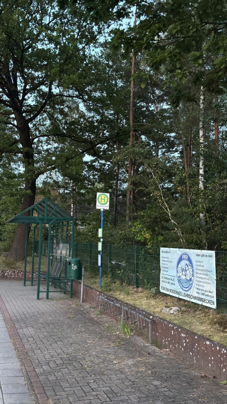 Vereinsbanner am Zaun neben der Bushaltestelle an der Großen Horststraße in Faßberg