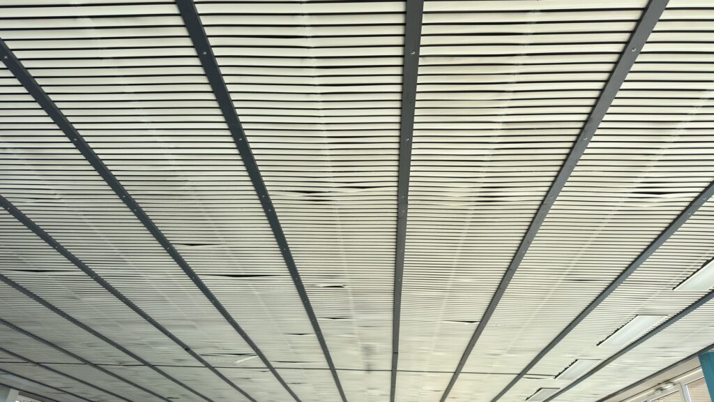 Blick auf die Lamellendecke der Schwimmhalle im Lehrschwimmbecken Faßberg